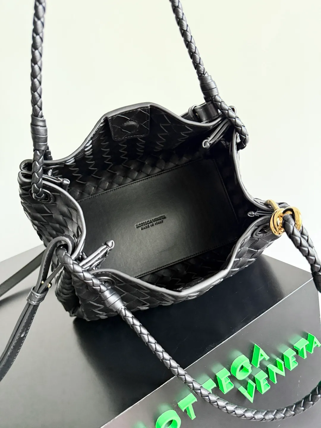 Batch 2060 BOTTEGA VENETA 2025 Autumn New Product Medium Parachuta The long-awaited new medium parachuta is here, with a unique appearance and iconic metal knots, and a whole piece of leather folds the four corners into a parachute shape! The exquisite Knot metal buckle is like putting jewelry on a bag. It is high-end and elegant. Its super capacity can hold all your things! The overall effect of this bag is very different from before. It is neither too delicate to provide a large capacity nor too bulky because of its practicality. It simply provides a perfectly suitable bag for casual and simple people👜 Style number: 835921 Size: 29.5*18.5*17.5cm